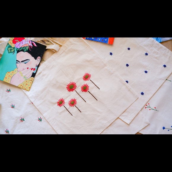 Pink flowers embroidered tote bag, farmer’s market bag, minimalistic tote bag, - Picture 5 of 5